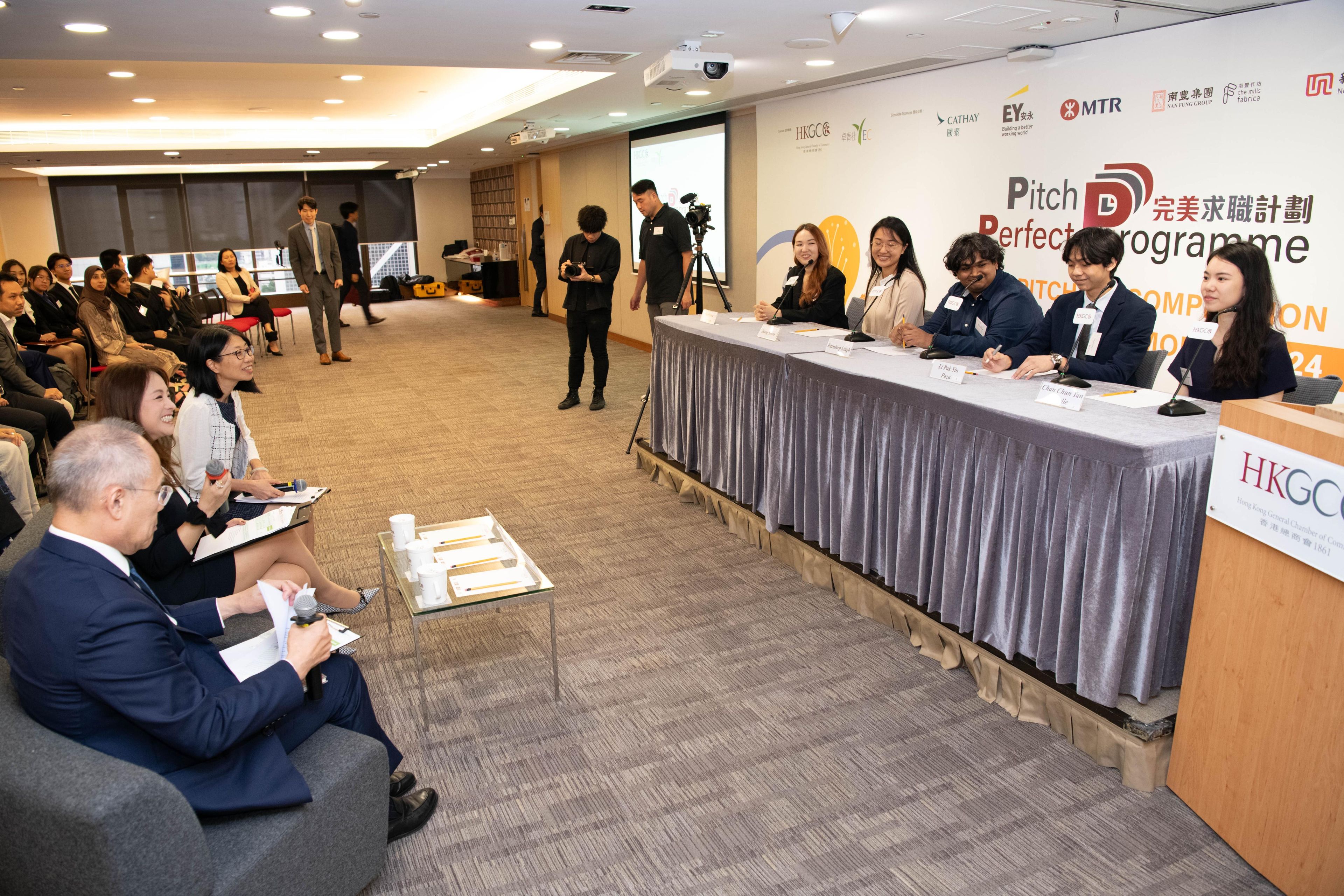 「完美求職計劃」通過培訓、企業參觀、私人計劃和求職技巧培訓各個階段，為大學生提供了全方位的職場準備。